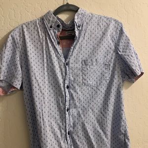 I’m selling a men’s casual button down shirt